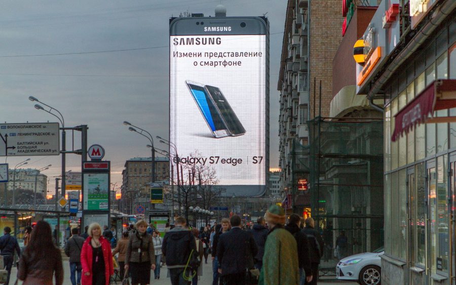 Корейцы весьма необычно пиарят Samsung Galaxy S7 Edge в Москве