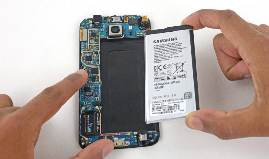 Чтобы заменить аккумулятор в нынешних флагманах Samsung, нужно разобрать их почти наполовину.