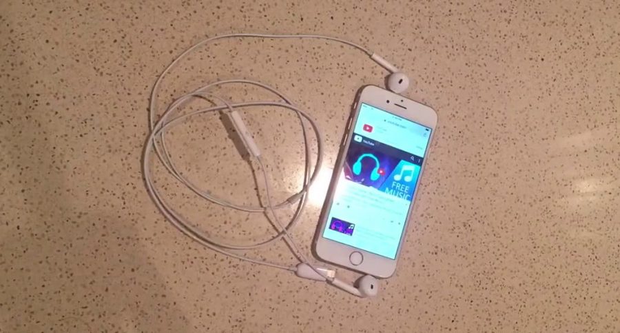 Предполагаемая гарнитура Apple iPhone 7 EarPods из штатной комплектации "семерки"