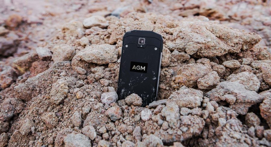 AGM A8 устоит перед песком и камнями