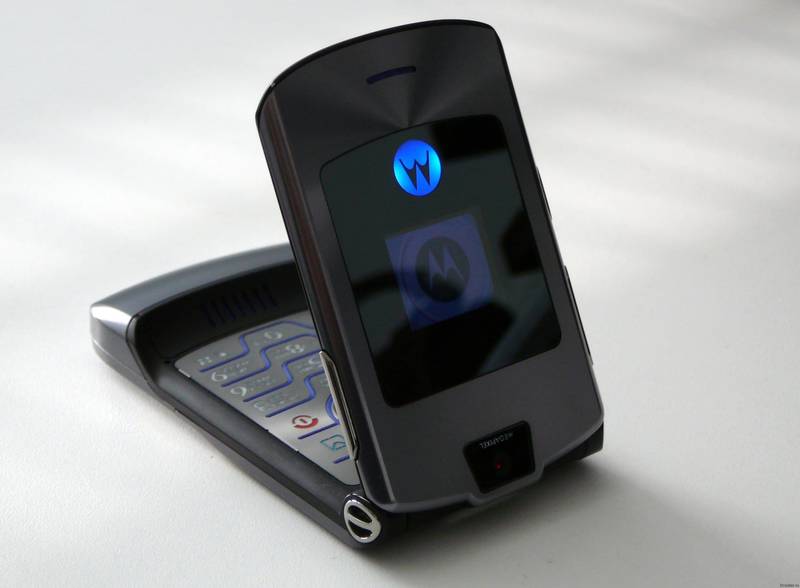 Мобильный телефон с двумя экранами "из прошлого" - Motorola RAZR V3
