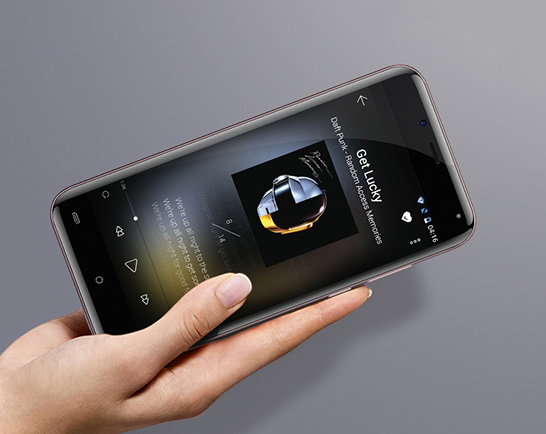Экран смартфона покрыт ударопрочтным стекло с изогнутыми с четырех сторон краями ("3D Glass")