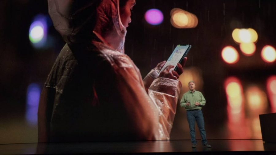 Тим Кук рассказывает про водостойкость новых iPhone на презентации 12 сентября