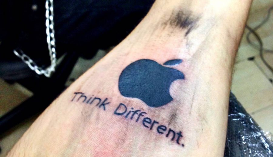 Татуировка с логотипом Apple