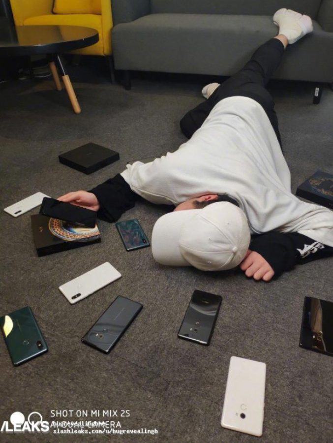 Xiaomi Mi Mix 3 и лежащий на полу парень