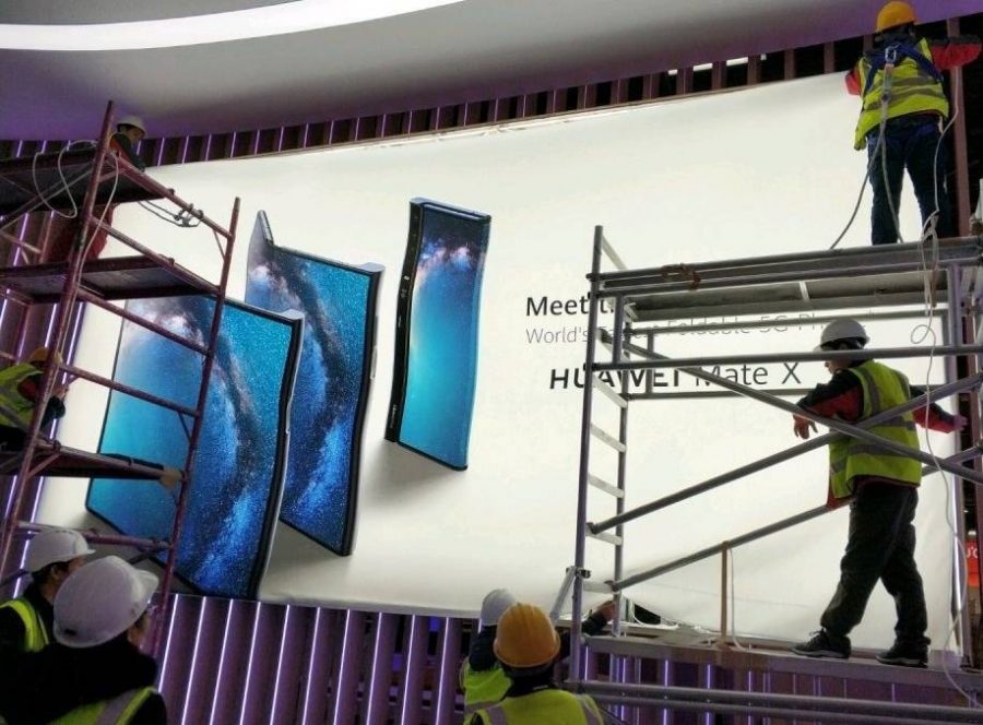 Монтаж баннера с изображением Huawei Mate X на MWC 2019