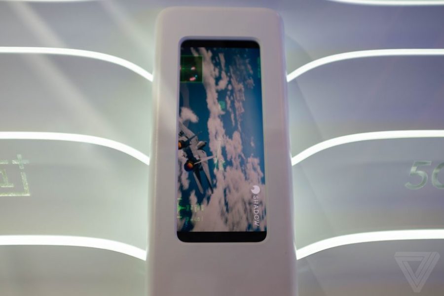 Смартфон на стенде компании в ходе выставкиMWC 2019