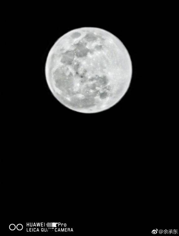 Снимок полной луны, сделанный на Huawei P30 Pro