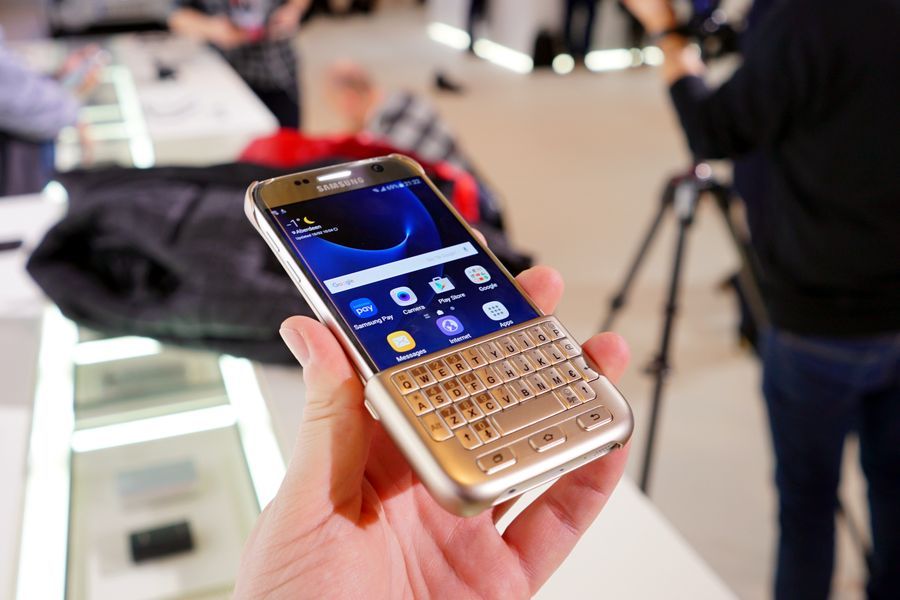 CHehol-dlya-Samsung-Galaxy-S7-s-klaviaturoj.jpg