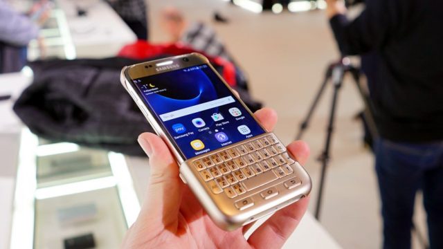 CHehol-dlya-Samsung-Galaxy-S7-s-klaviaturoj.jpg
